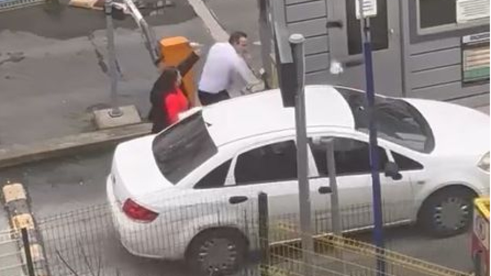 Yol kavgasında aracın aynasını kırdı