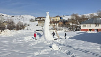 Uzunluğu 8 metre! Kule gibi 'kardan adam'
