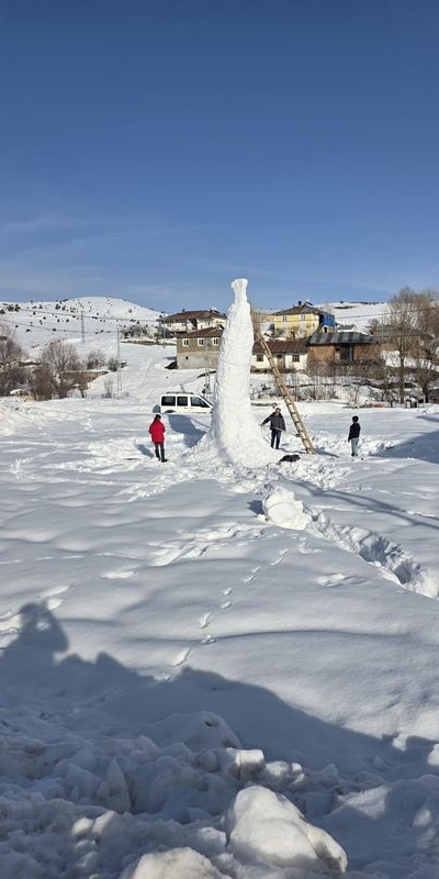 Uzunluğu 8 metre! Kule gibi 'kardan adam'