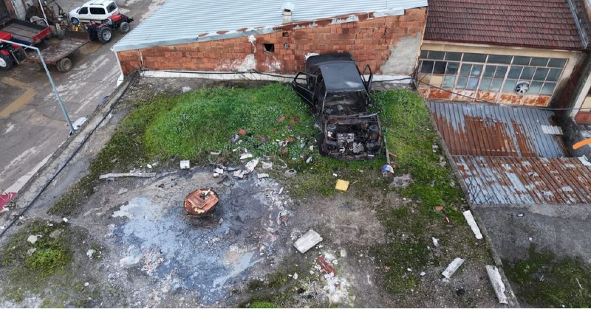 Bursa'daki Çatı Akını Sonucunda Bulunan Otomobil - Demirören Haber Ajansı