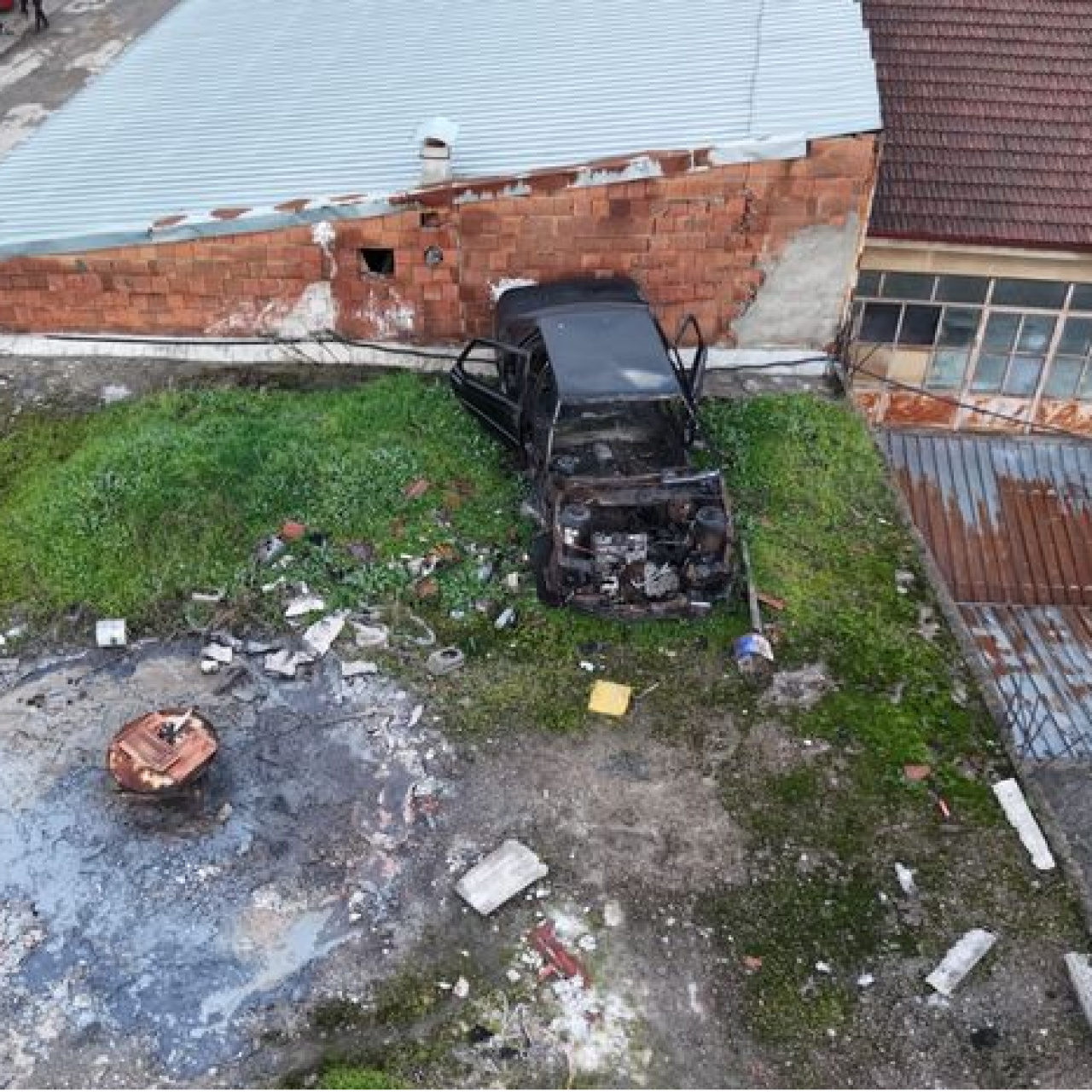 Çatı akınca yukarı çıktı, otomobil buldu!