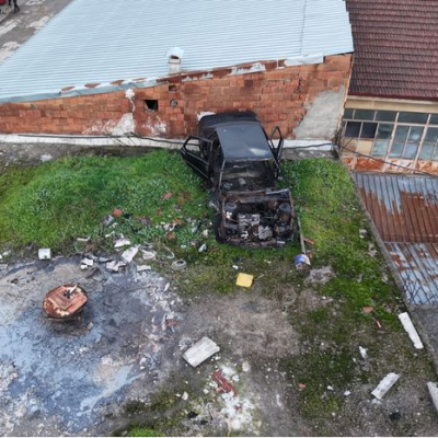 Çatı akınca yukarı çıktı, otomobil buldu!