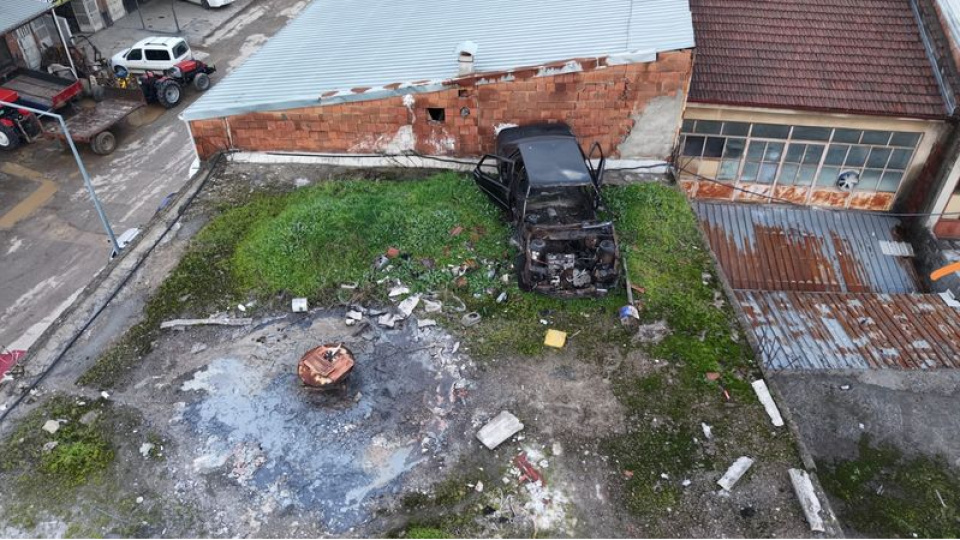 Çatı akınca yukarı çıktı, otomobil buldu!