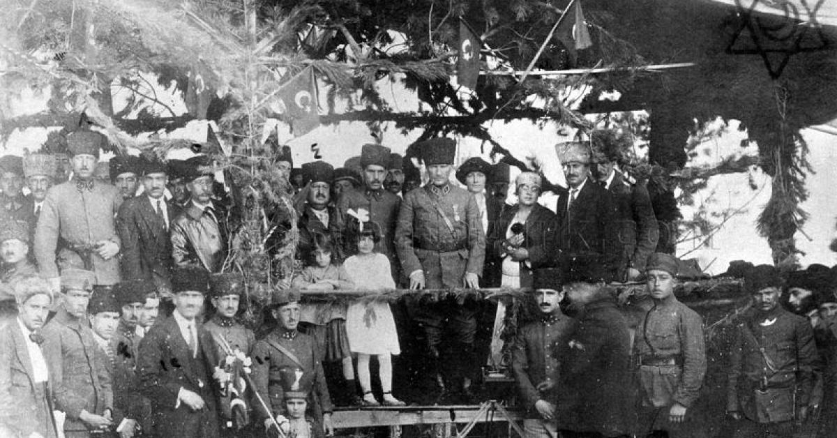 Atatürk'ün 'Soyağacı' ve Az Bilinen Fotoğrafları Albümde Toplandı