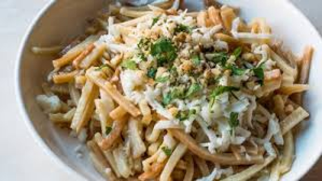 Erişte salatası tarifi