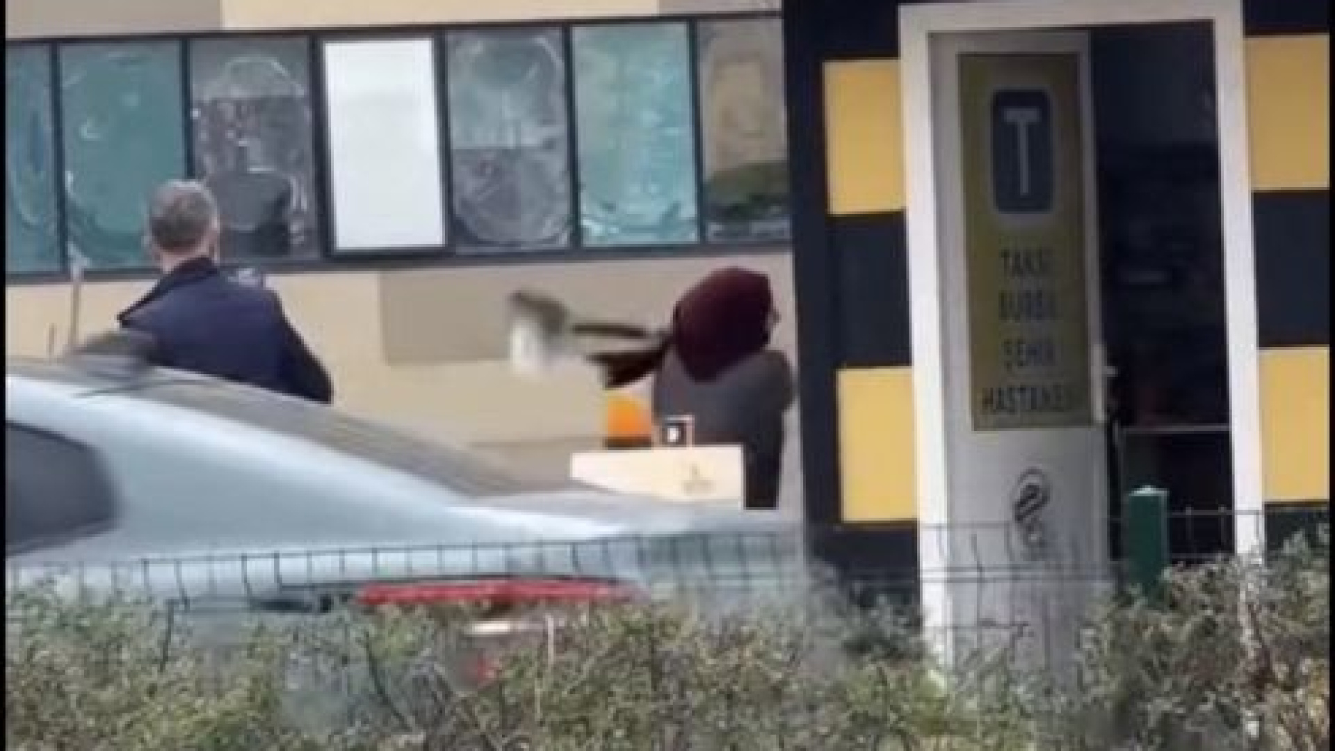 Son dakika: Bursa'da taksi bulamayan genç kadın durağı birbirine kattı! | Son dakika haberleri