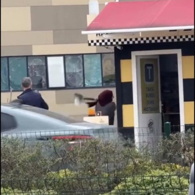 Taksi bulamadı... Durağı yıktı geçti!