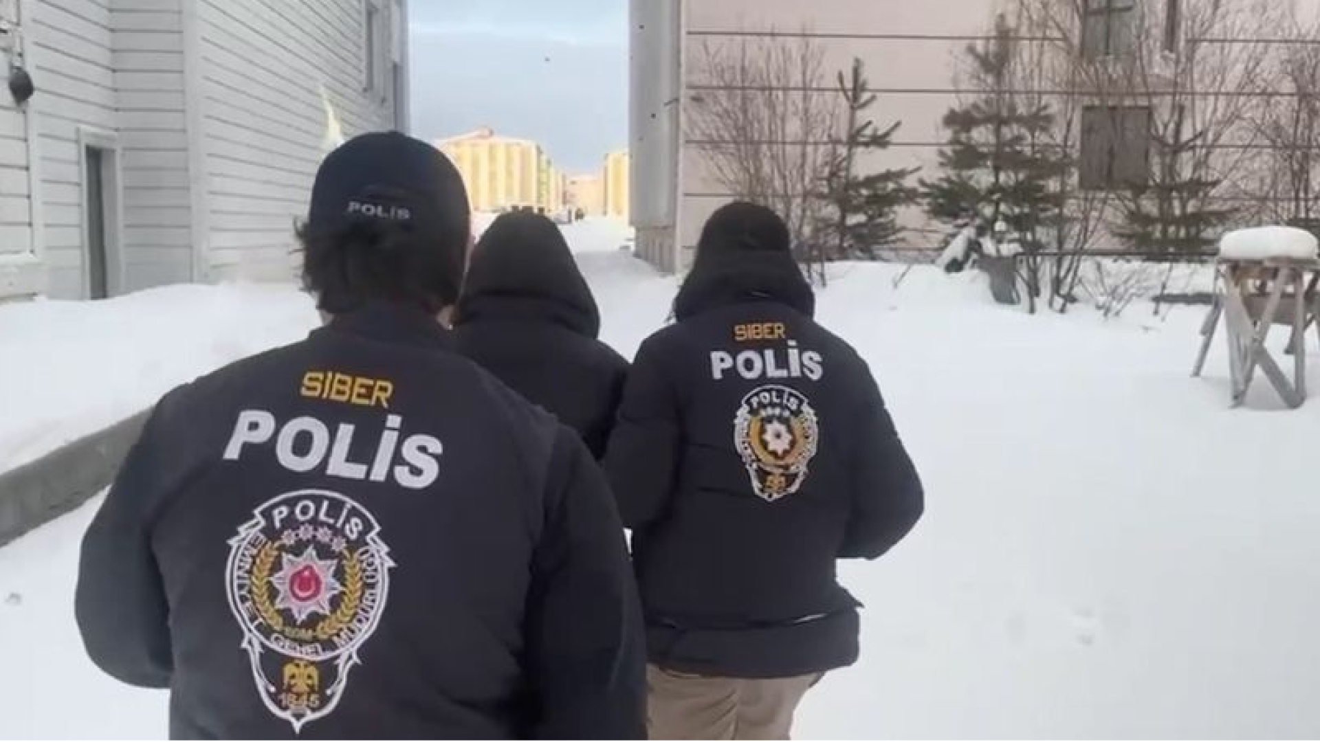 Son dakika: Kars merkezli 5 ilde "Sahte el" operasyonu: Sosyal medya şebekesi çökertildi