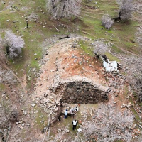 Tesadüfen keşfedildi! Yamacın altında gizemli cami