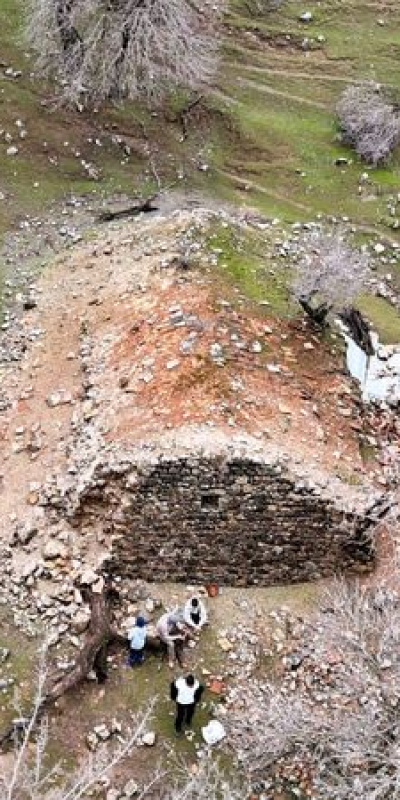 Tesadüfen keşfedildi! Yamacın altında gizemli cami