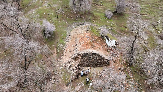 Tesadüfen keşfedildi! Yamacın altında gizemli cami