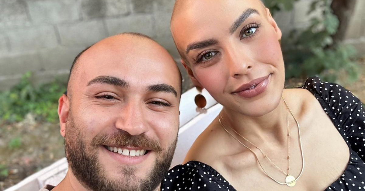 Saçını kazıtan eşinin desteğiyle meme kanserini yendi