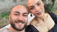 Saçını kazıtan eşinin desteğiyle meme kanserini yendi