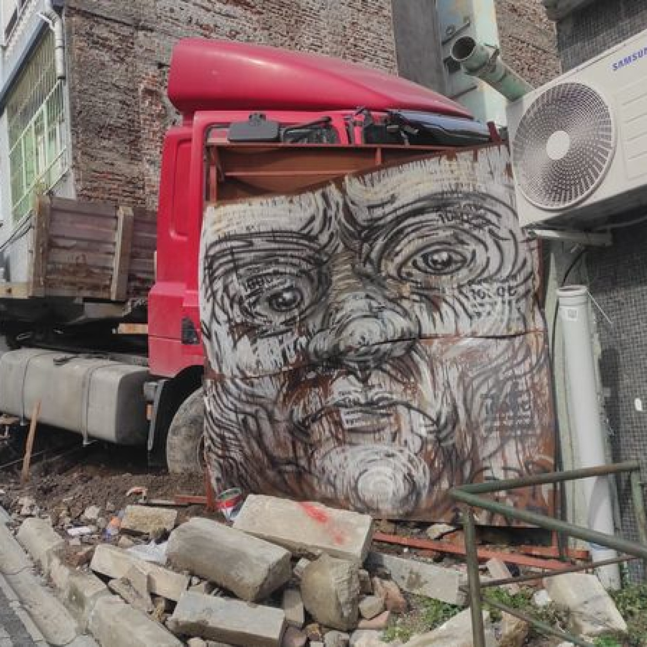 Faciadan dönüldü: Freni boşalan TIR binaya çarptı