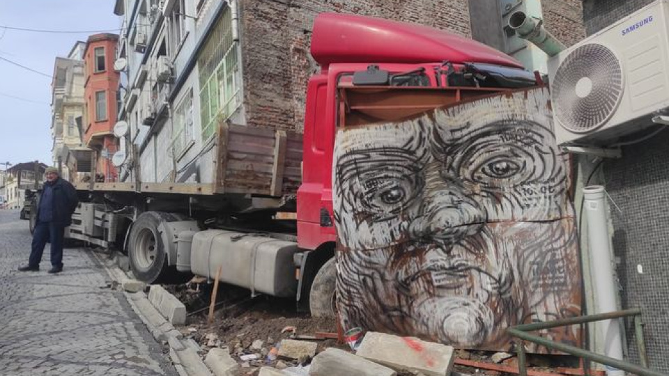 Faciadan dönüldü: Freni boşalan TIR binaya çarptı