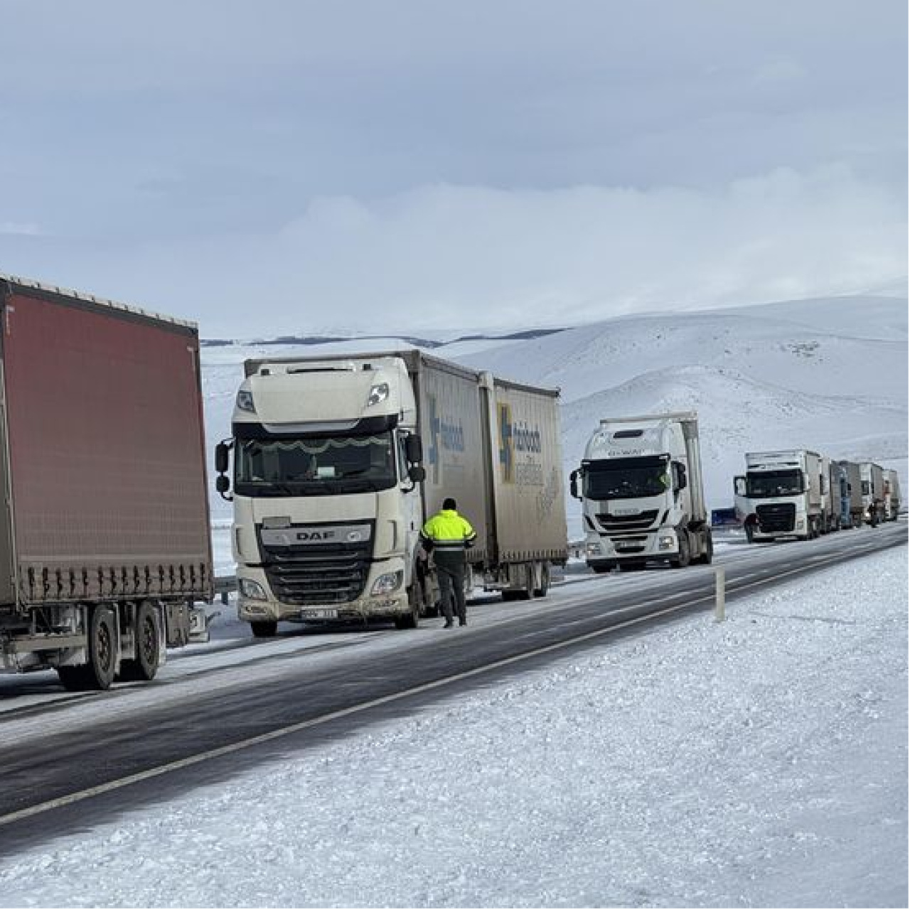 16 TIR buzdan mahsur kaldı!
