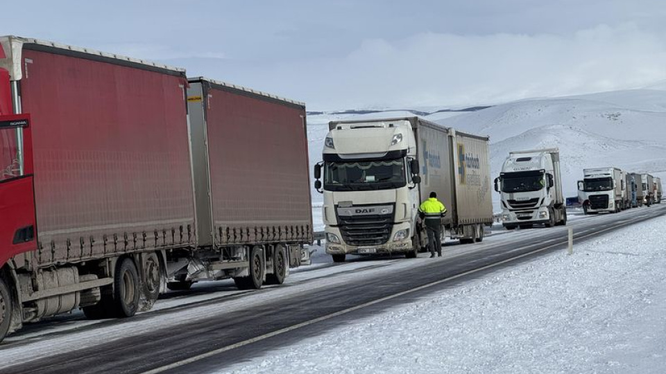 16 TIR buzdan mahsur kaldı!