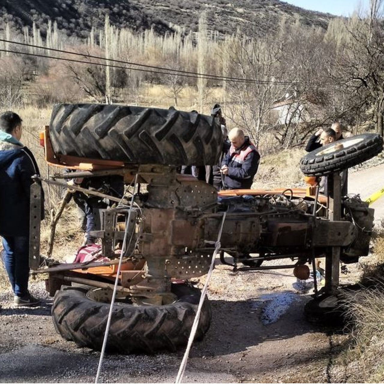 Traktörün altında kalarak can verdi