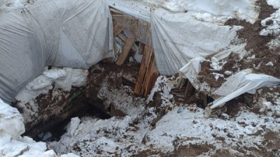 Tek katlı ev toprak altında kaldı