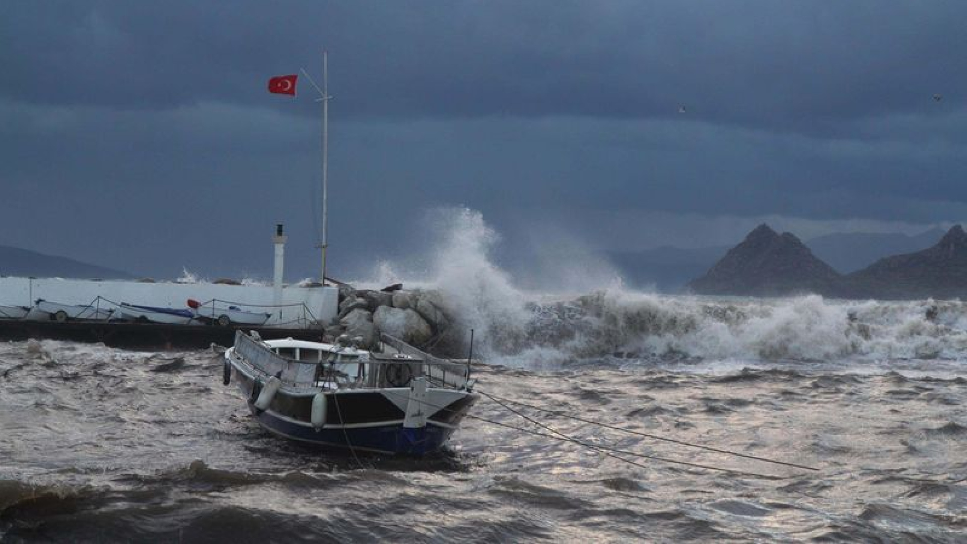 Ege ve Akdeniz için kuvvetli fırtına uyarısında bulunuldu | Son dakika haberleri