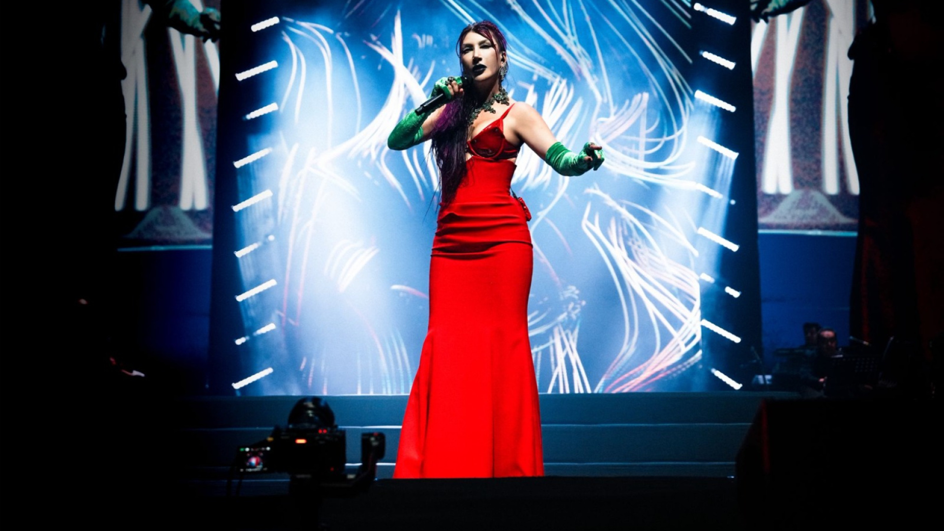 Hande Yener sahnesinde duygu dolu anlar