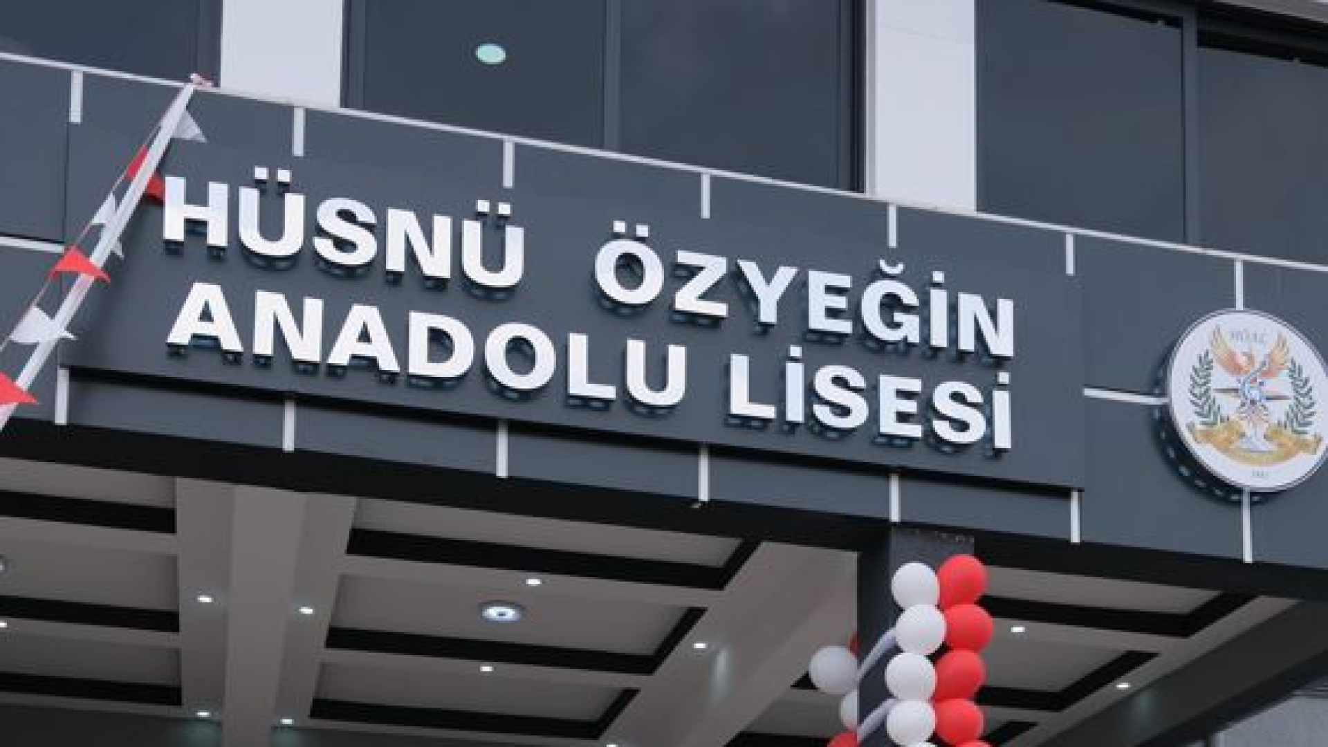 Hatay'da Depremde Yıkılan Okul, Hüsnü Özyeğin Vakfı Desteğiyle Yeniden Eğitime Açıldı