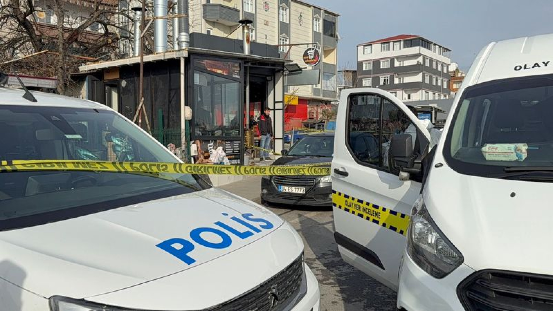 Avcılar'da Park Halindeki Otomobile Silahlı Saldırı: Sürücü Yaralandı, Şüpheli Kaçtı