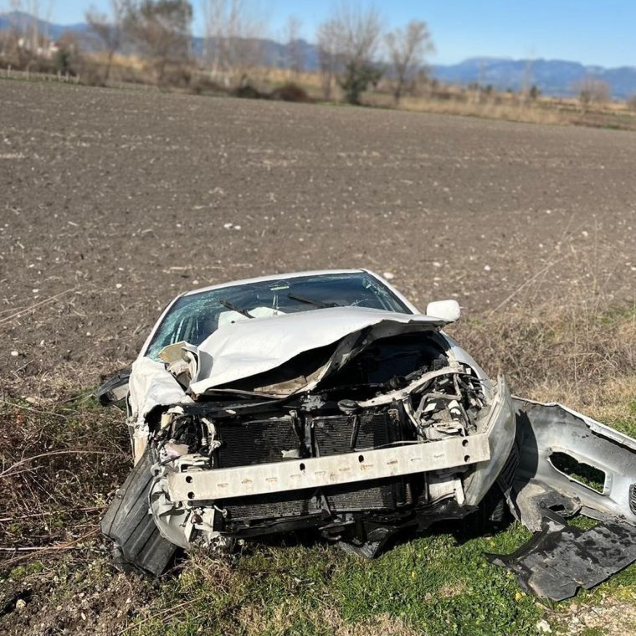 Minibüs ile otomobil çarpıştı: 3 yaralı