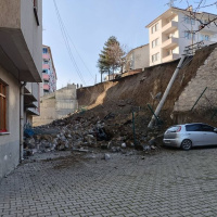 7 otomobil çöken istinat duvarının altında kaldı