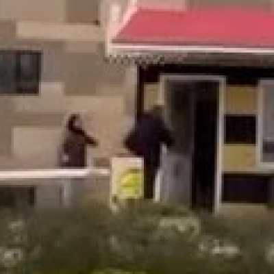 Camları indirdi, taş fırlattı!