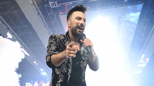 Tarkan hakkında konuşmayanı dövüyorlar