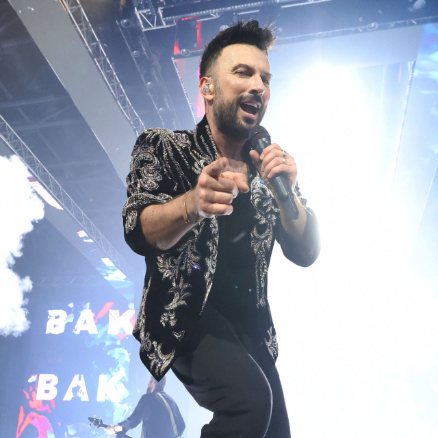 Tarkan hakkında konuşmayanı dövüyorlar