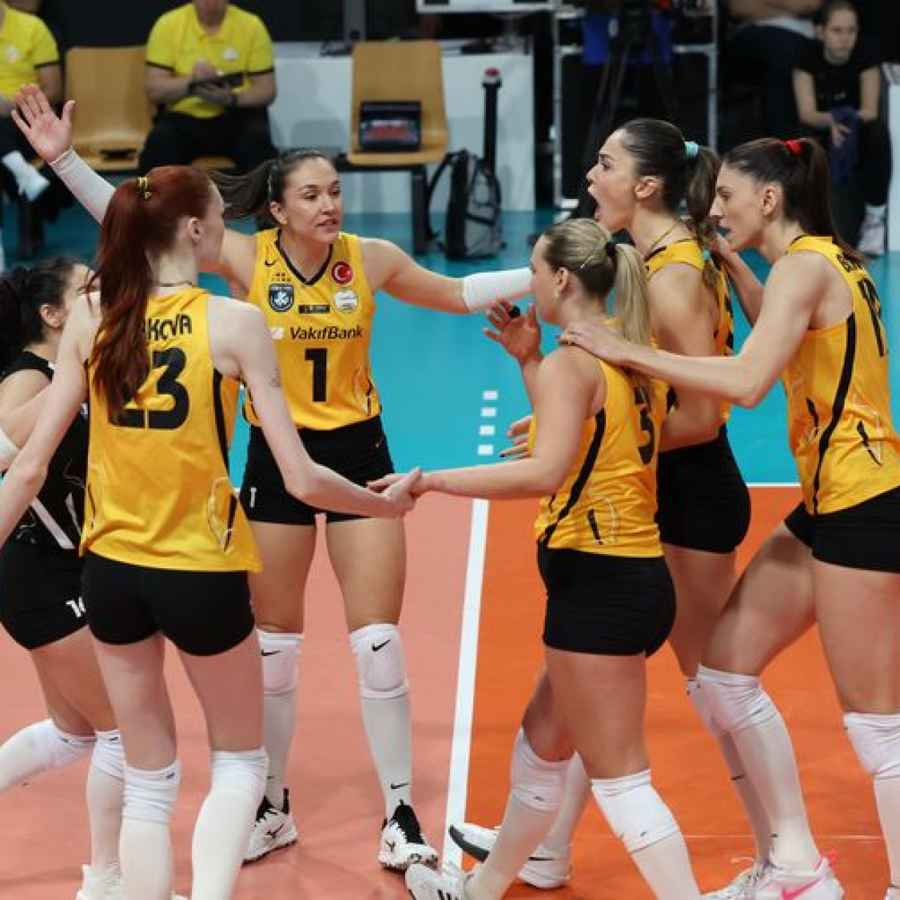 VakıfBank, geri dönüşle çeyrek finalde!