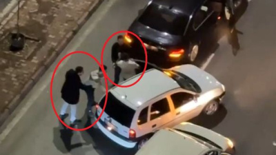 Trafikte yol verme kavgası kamerada: 3 gözaltı