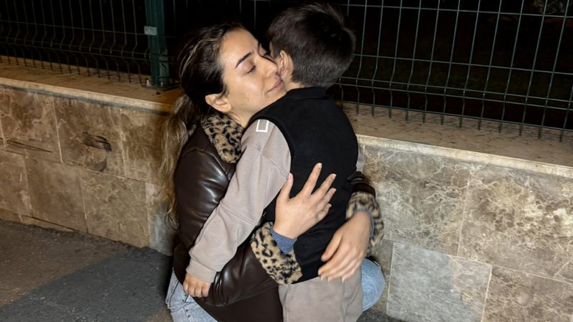 Adana'da 1.5 Yıl Sonra Yaşanan Duygusal Kavuşma: Anne ve Oğlu Yeniden Bir Arada