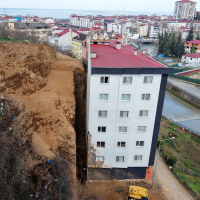 Korku apartmanı! Heyelan vurdu, mühür kalktı, endişe sürüyor!