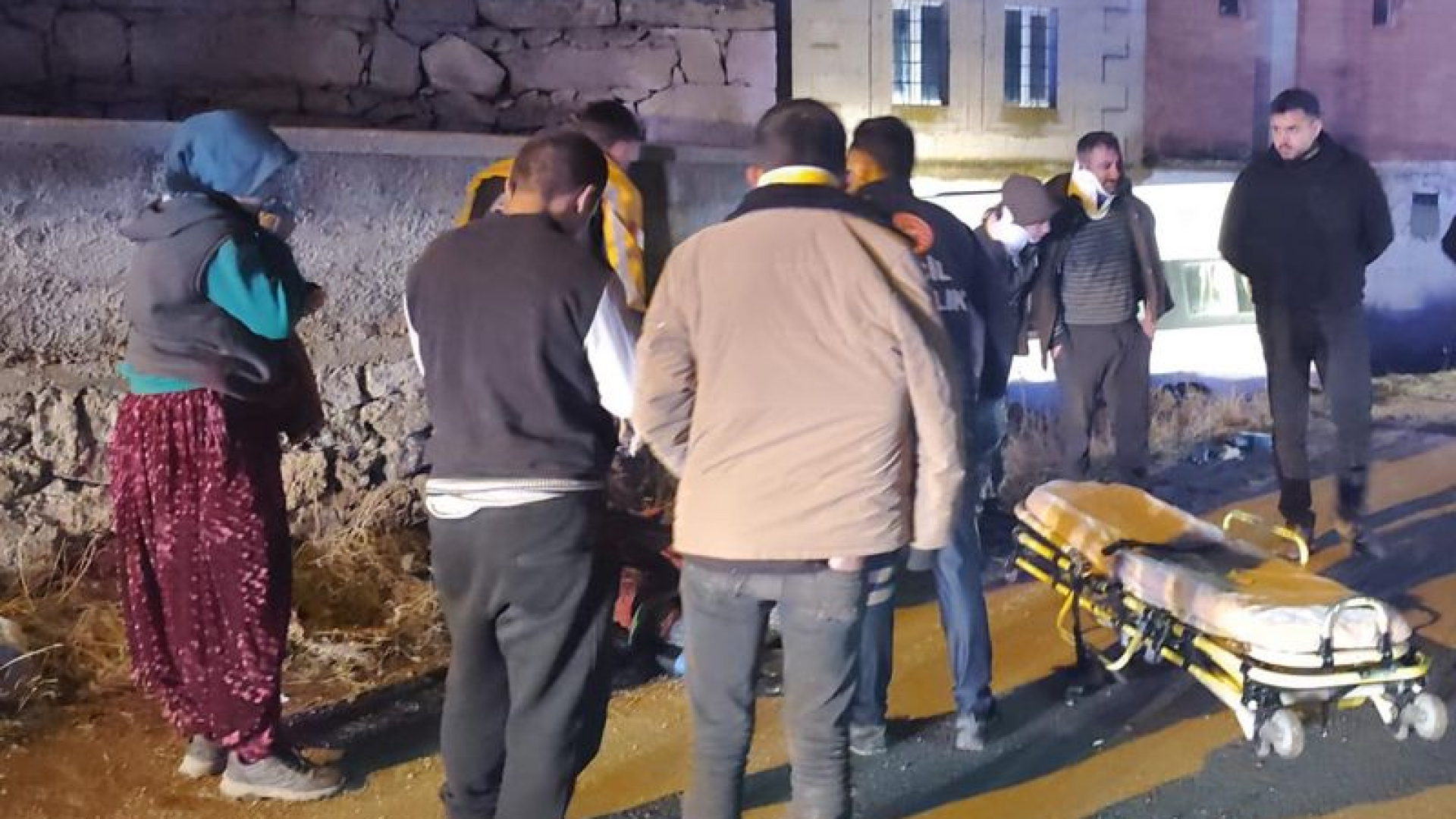 Son dakika: Tarım işçilerini taşıyan minibüs, bahçe duvara çarptı: 2’si ağır, 14 yaralı