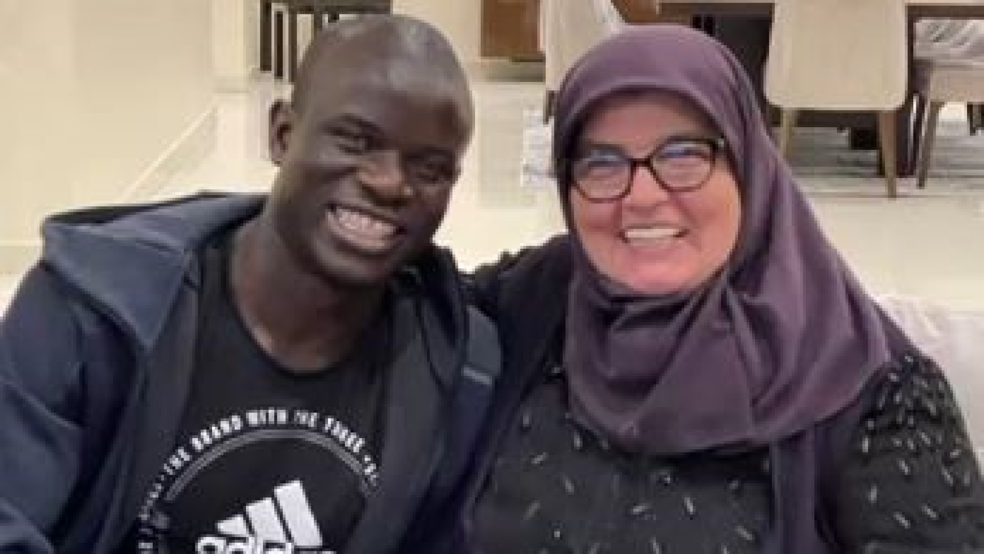Hatun Teyze Fenerbahçe'nin Yeni Transferi N'Golo Kante'yi Anlattı: Namazlı ve Mütevazı Çocuk