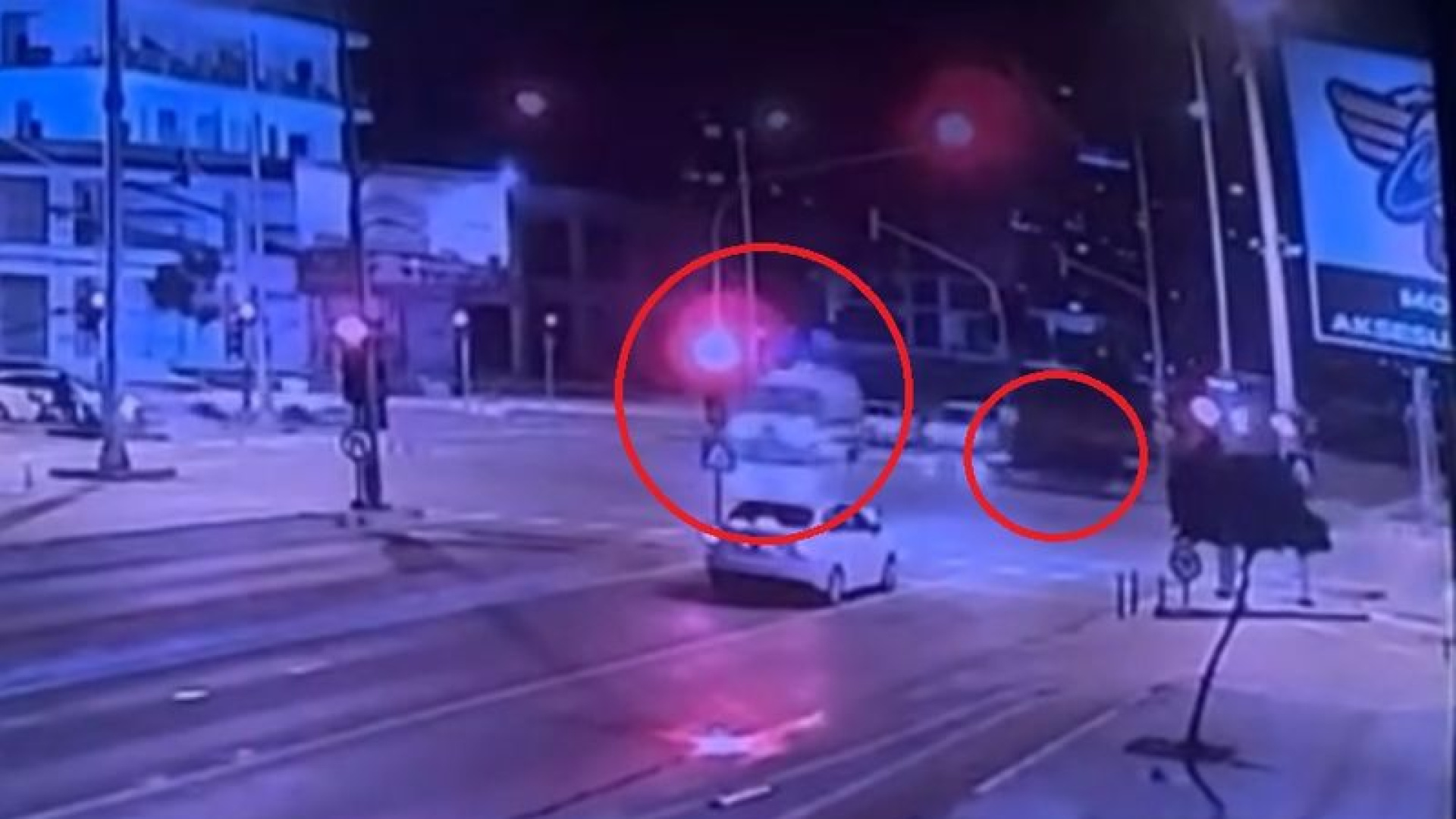 Mersin'de Ambulansa Çarpan Cip Kazası: 5 Kişi Yaralandı, Anlar Kamerada