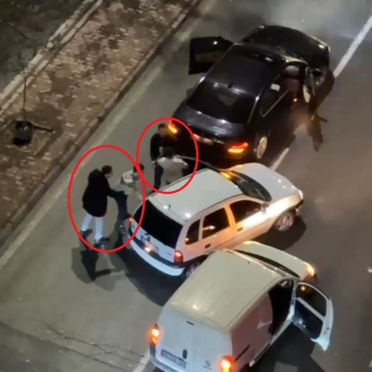 "Çıkar silahı sık lan şuna" Lüks araçtan indiler feci biçimde dövdüler!