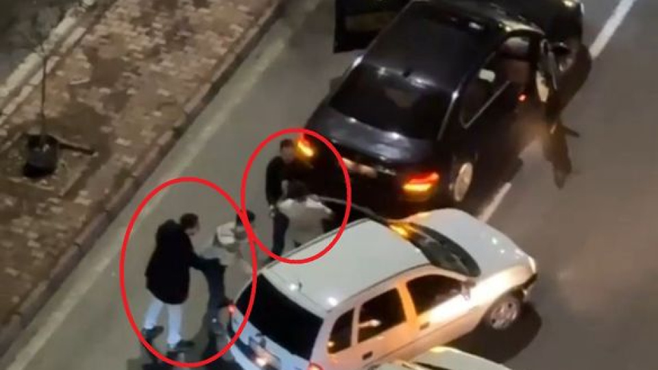 "Çıkar silahı sık lan şuna" Lüks araçtan indiler feci biçimde dövdüler!