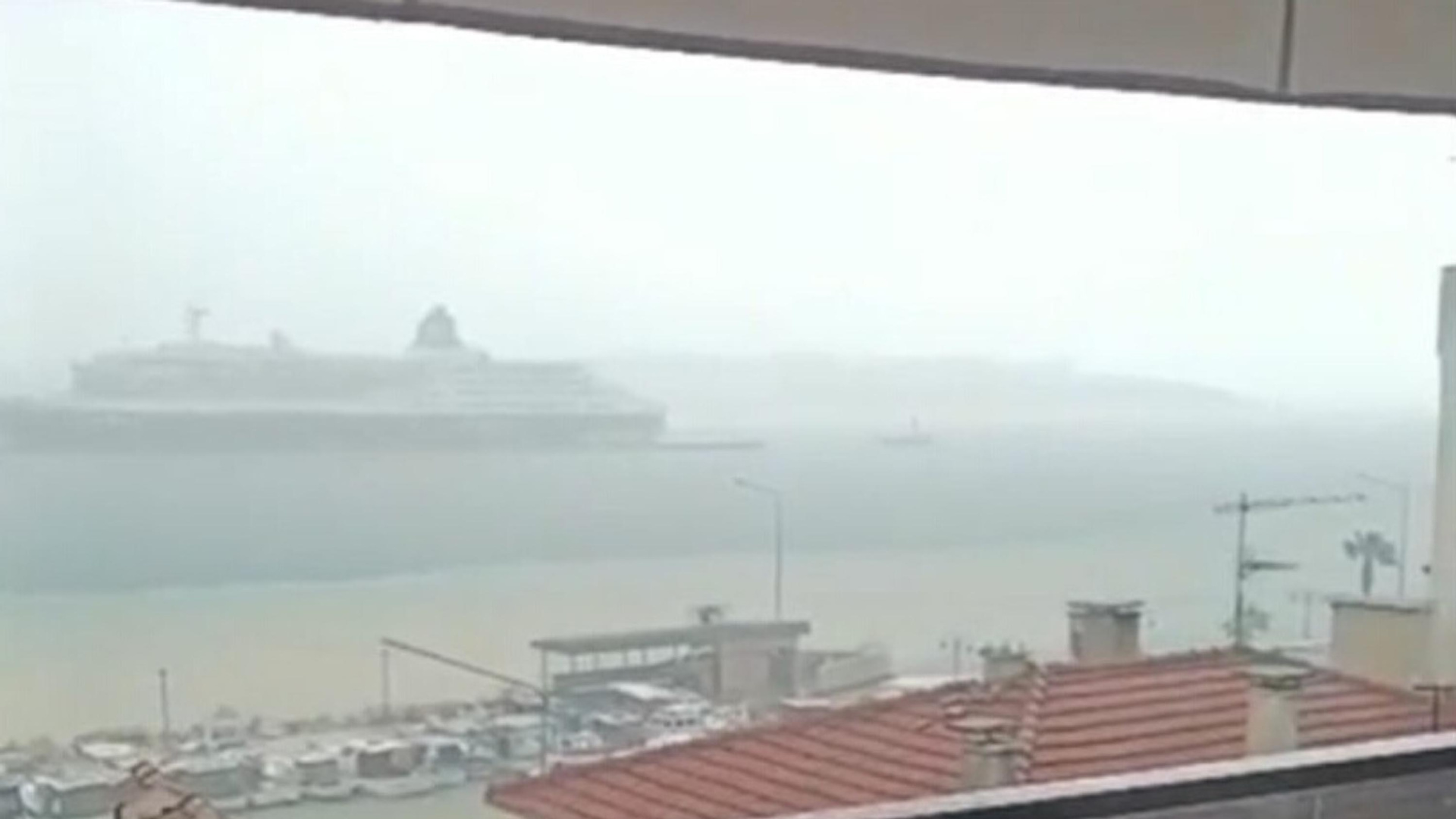 Çeşme'de sel! Yollar göle döndü, denize çamurlu su aktı! | Son dakika haberleri