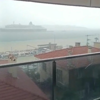 Çeşme'de sel! Yollar göle döndü, denize çamurlu su aktı!