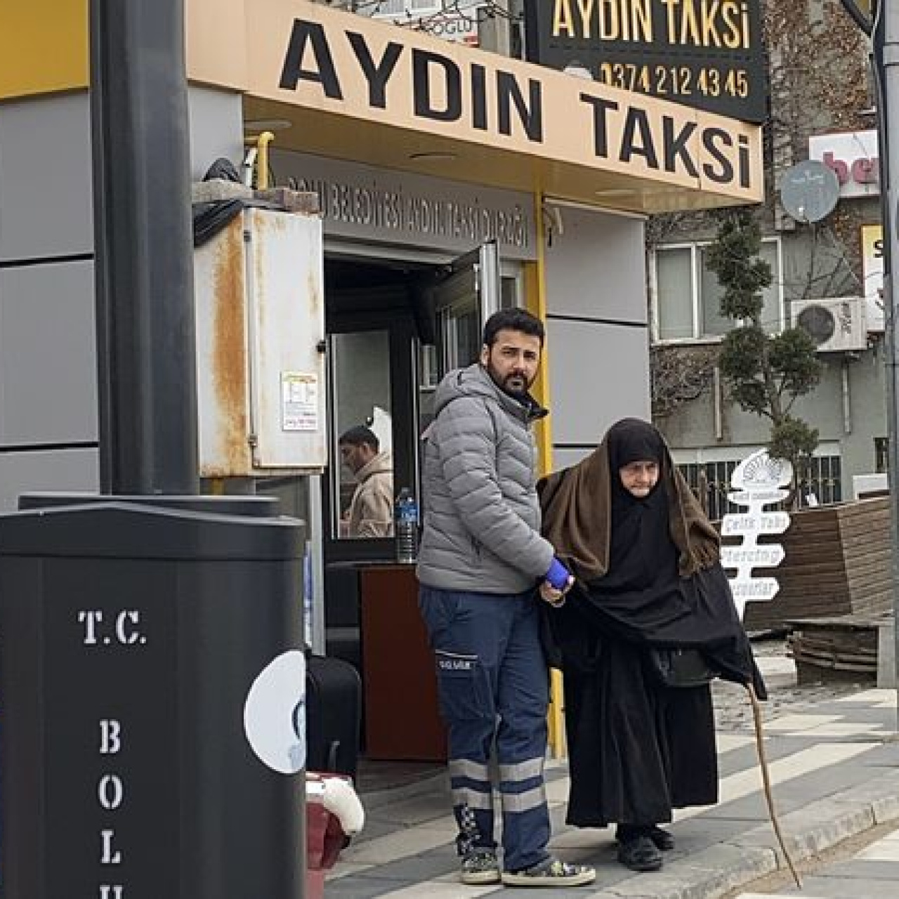 Çarptılar, durağa bırakıp kaçtılar