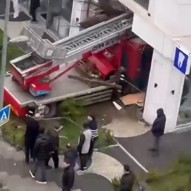 Vinç diş polikliniğine girdi!