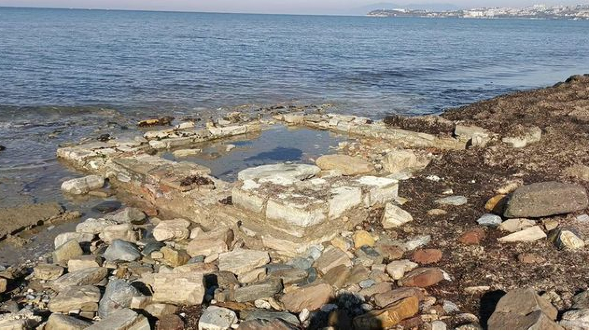 Kuşadası'nda yağmur suları Anaia Höyüğü'ne ait kalıntıları ortaya çıkardı