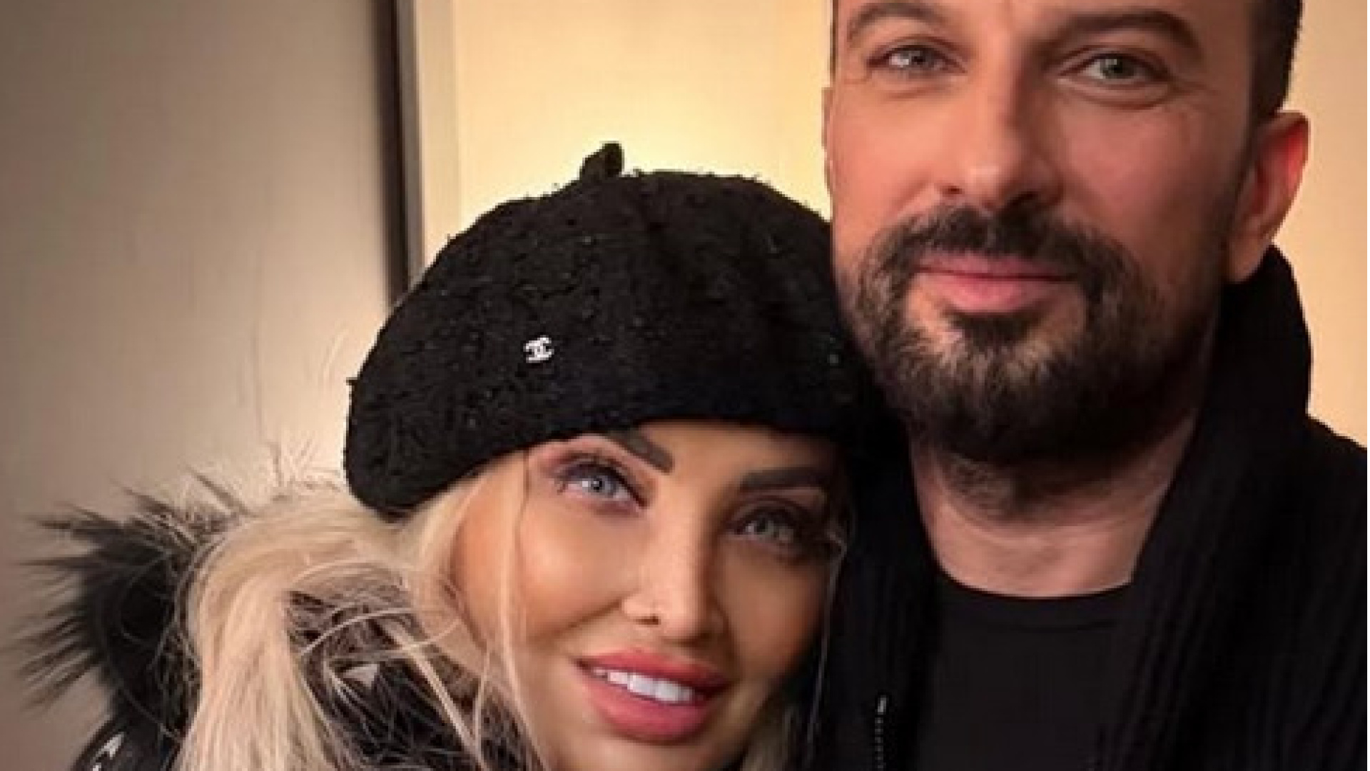 Sevim Emre, Tarkan'ın Kuliste Ziyaret Etti ve Fotoğraf Çektirdi