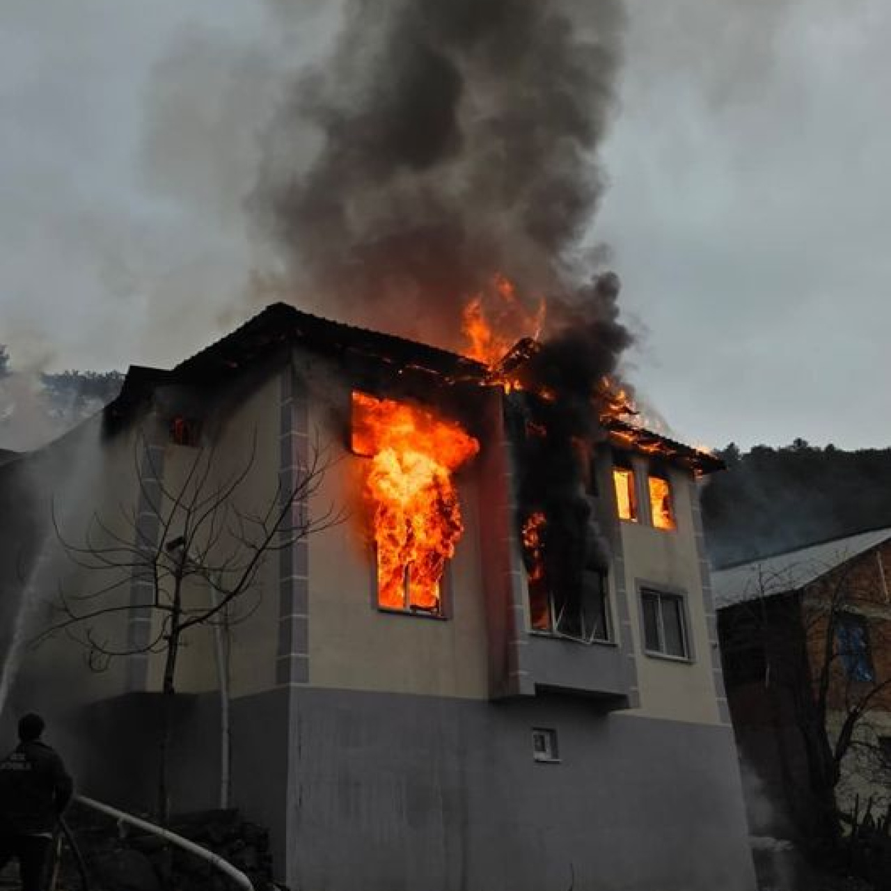 2 katlı ev, alev alev yandı