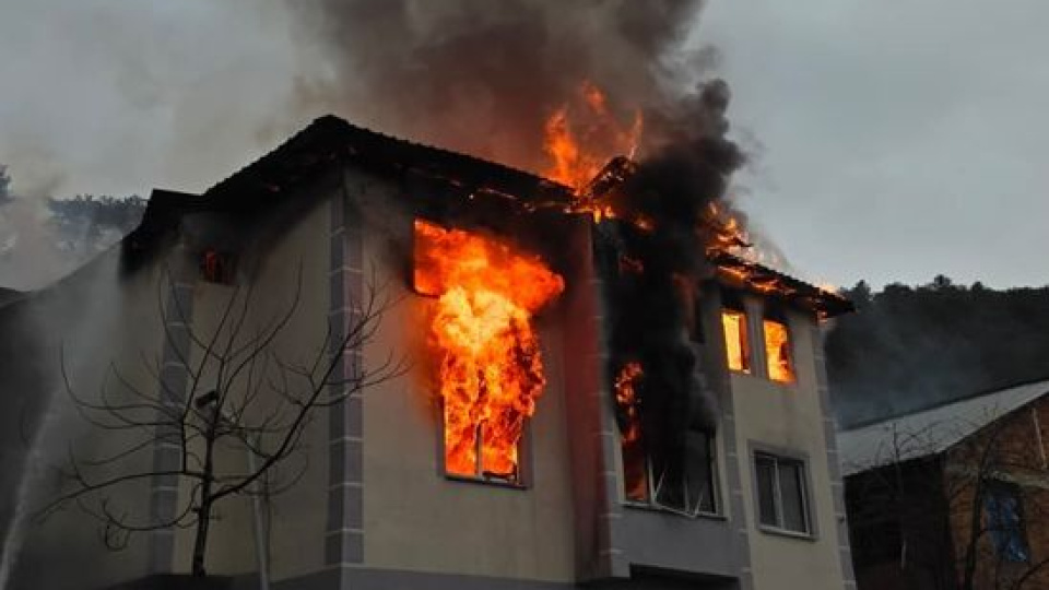 2 katlı ev, alev alev yandı