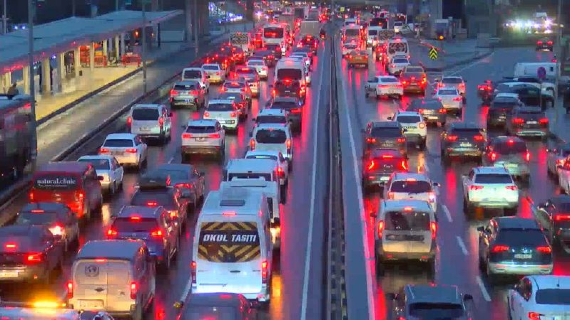 İstanbul'da Akşam Saatlerinde Trafik Yoğunluğu Yüzde 90'a Ulaştı